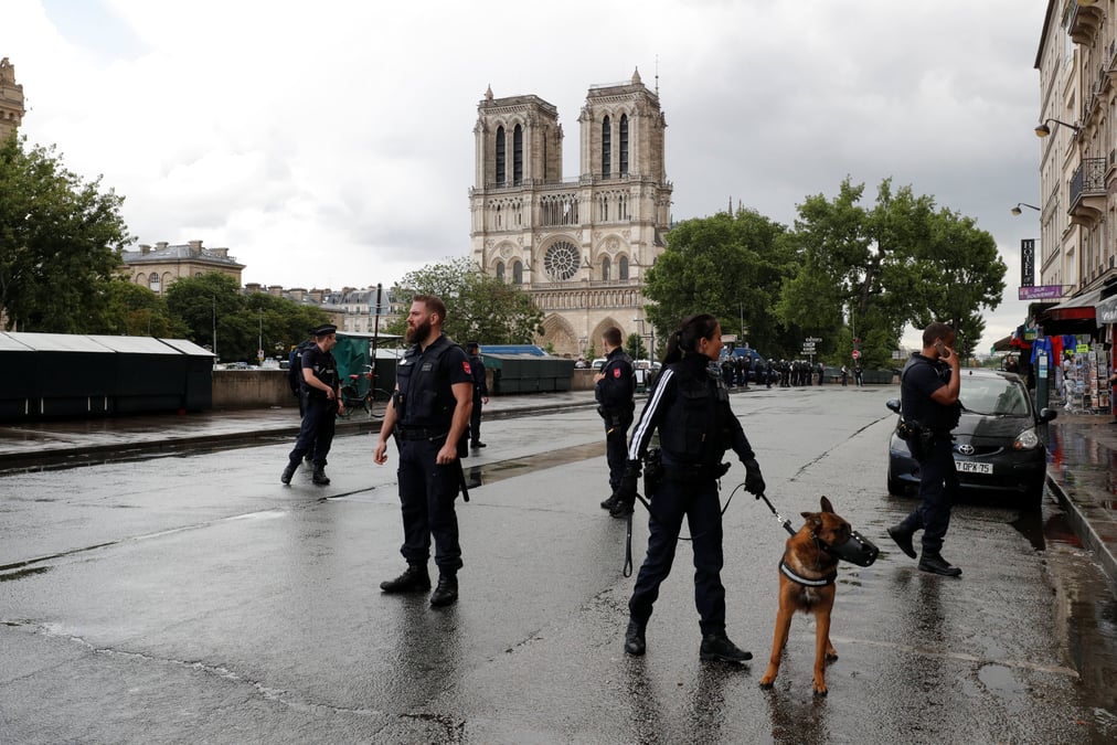 Un policier attaque devant notre-dame de paris, l'agresseur blesse
