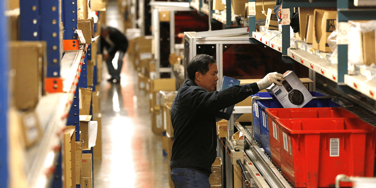28 novembre 2016. Des employés préparent des produits à la livraison dans un entrepôt du détaillant en ligne d'articles Newegg.
