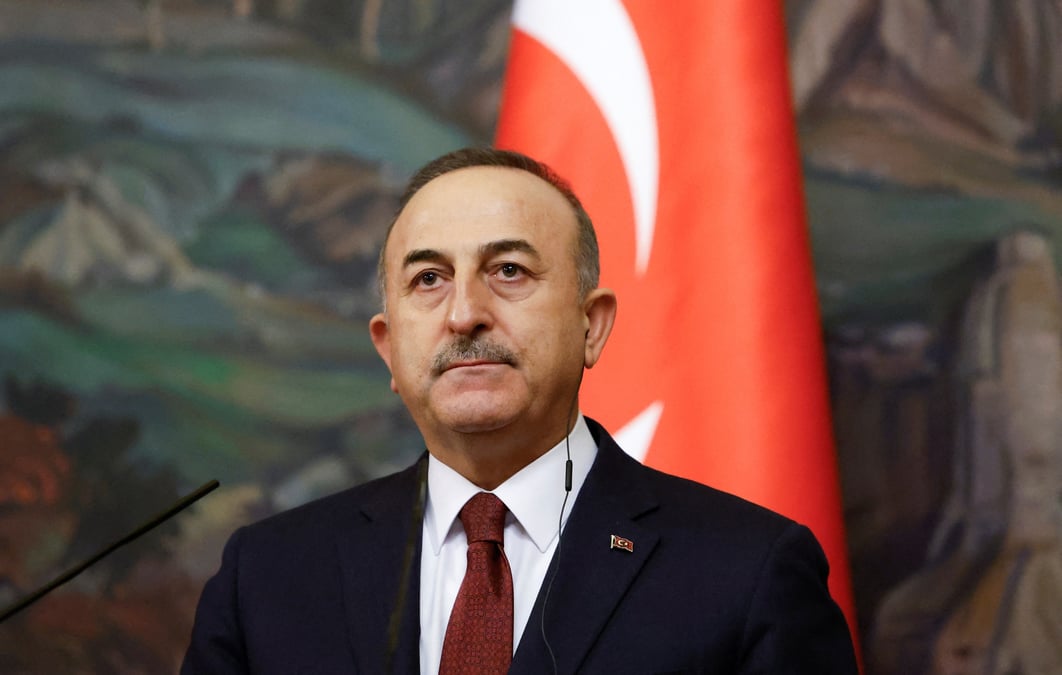 L'espace aerien turc ferme aux avions transportant des soldats de russie en syrie, rapporte trt citant cavusoglu
