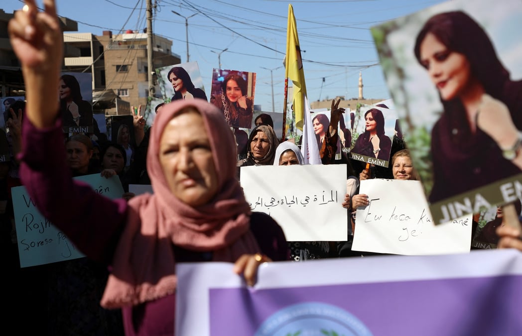 Des femmes manifestent  dans le nord-est de la syrie contre la mort en iran de la jeune kurde mahsa amini