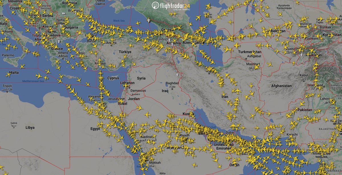 Une representation graphique du trafic aerien montre l'espace aerien au-dessus de l'iran et des pays voisins du moyen-orient