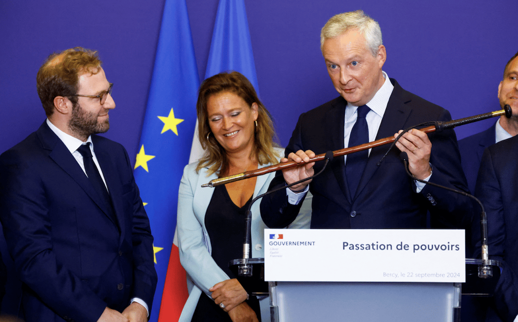 Antoine Armand, nouveau ministre de l'Economie, lors de la passation de pouvoirs avec Bruno Le Maire à Bercy dimanche 22 septembre.