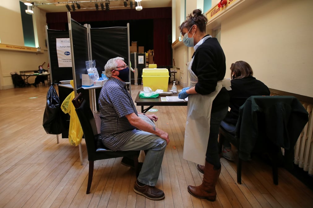 Coronavirus: le gouvernement britannique preconise un rappel vaccinal pour les 50 ans et plus