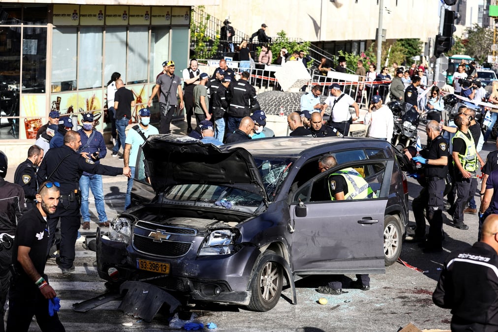 Les forces de securite israeliennes et les secouristes travaillent sur les lieux d'un incident a jerusalem