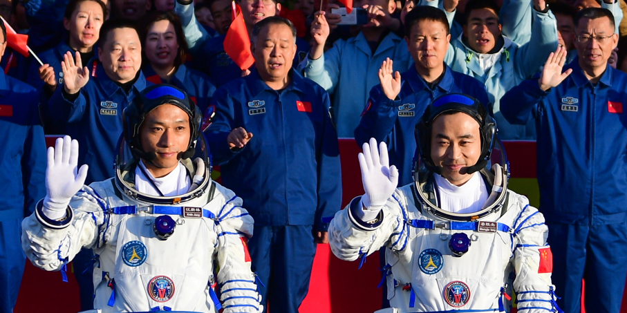 Cette mission Shenzhou-17 est précieuse pour le géant asiatique, qui ambitionne d'envoyer un Chinois sur la Lune d'ici à 2030, grand objectif d'un programme spatial qui progresse avec régularité depuis plusieurs décennies.