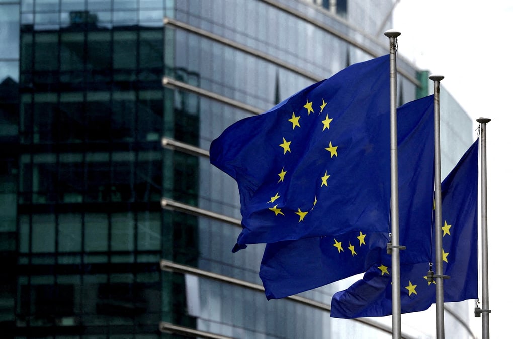 Des drapeaux europeens devant le siege de la commission europeenne a bruxelles