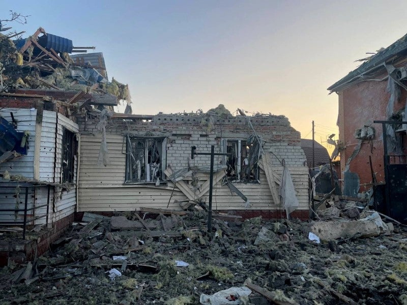 Maison endommagee suite a ce que les autorites locales ont qualifie de frappe militaire ukrainienne dans la region de koursk