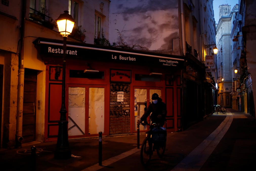 France: pres de 400 nouveaux deces lies au covid-19, selon la spf