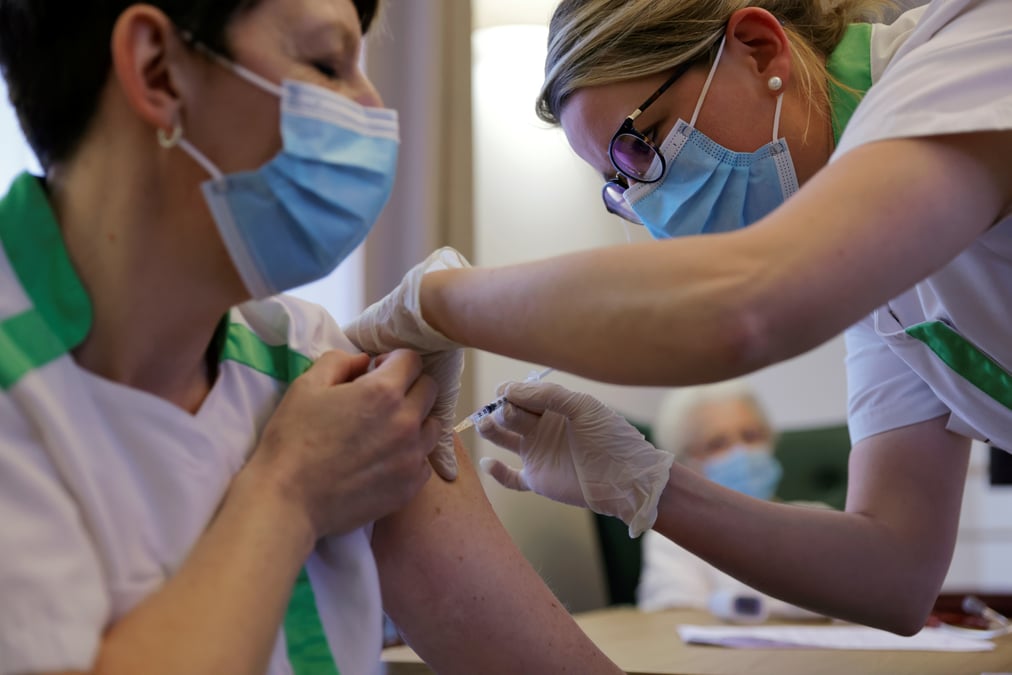 La has recommande l'obligation vaccinale pour les soignants en ehpad