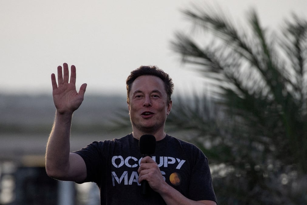 Elon musk a la base de spacex a brownsville, au texas