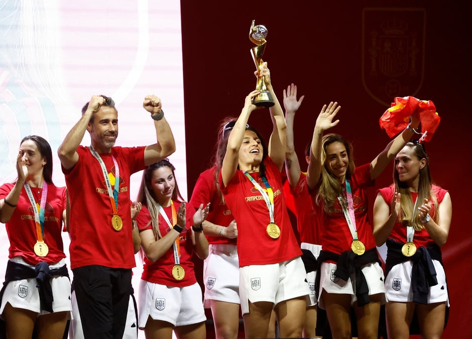 L'entraineur espagnol jorge vilda et des joueuses de football celebrent apres avoir remporte la coupe du monde