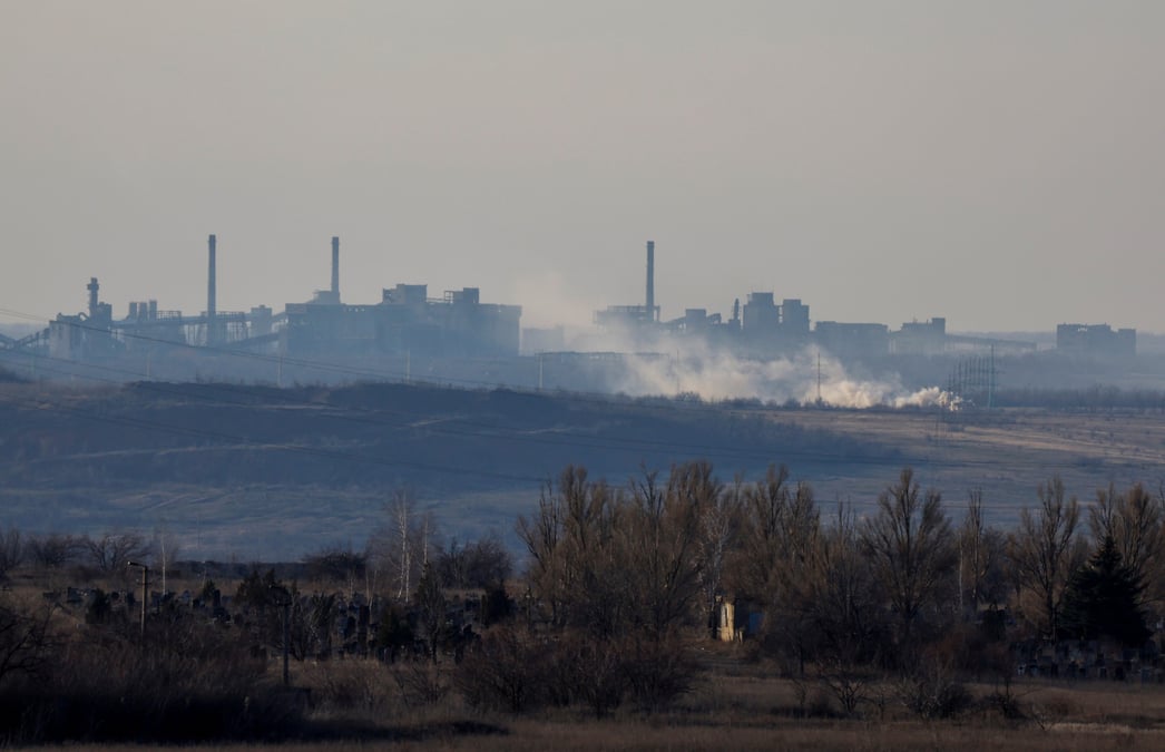 De la fumee s'eleve pres de l'usine de coke et de produits chimiques d'avdiivka, vue de yasynuvata, dans la region de donetsk