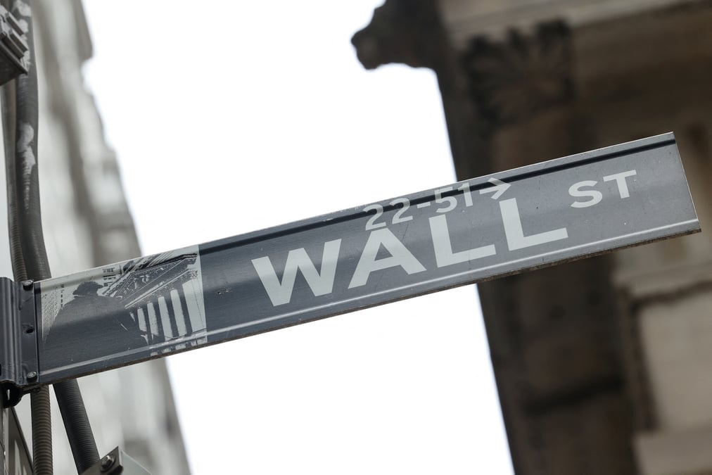 Un panneau wall street a l'exterieur de la bourse de new york