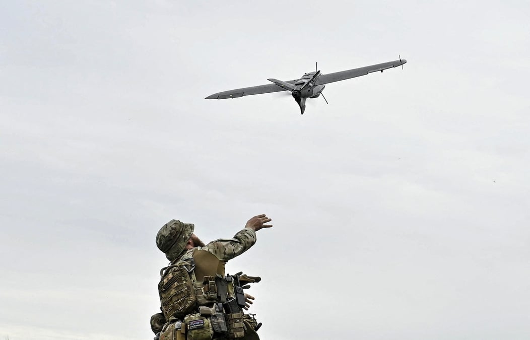 Un militaire ukrainien lance un drone dans la region de zaporizhzhia