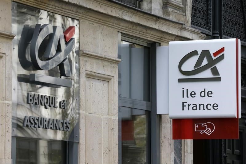 Le titre credit agricole progresse a la mi-seance