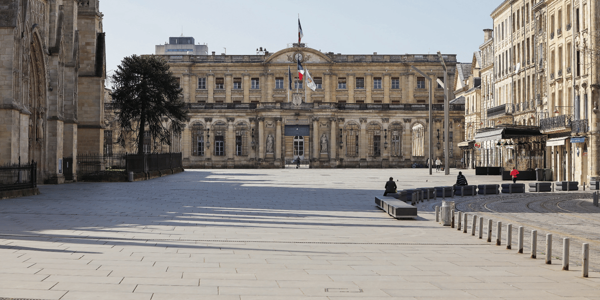 La place Pey-Berland, à Bordeaux, loin de son agitation habituelle, mercredi 18 mars 2020.