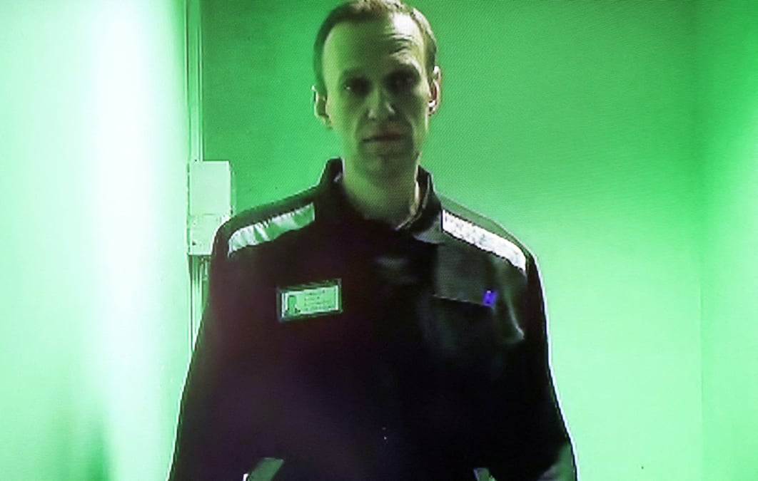 Navalny, critique du kremlin, comparait devant le tribunal de kovrov par liaison video