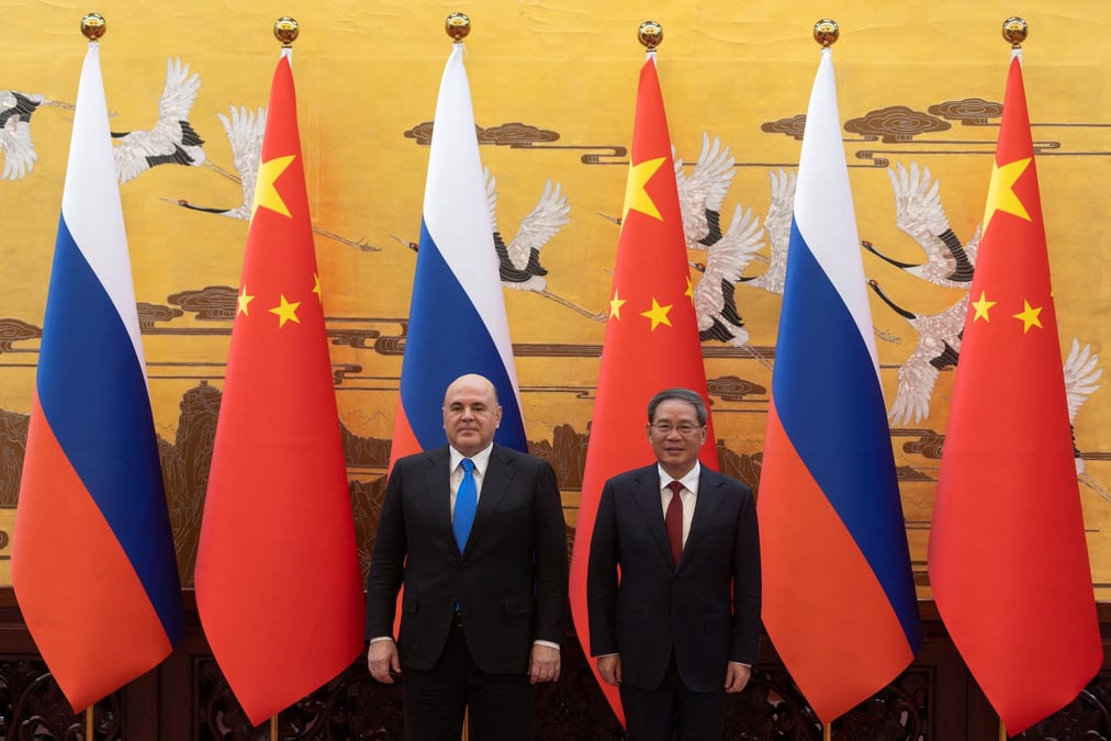 Le premier ministre russe mikhail michoustine et le premier ministre chinois li qiang assistent a une ceremonie de signature a pekin
