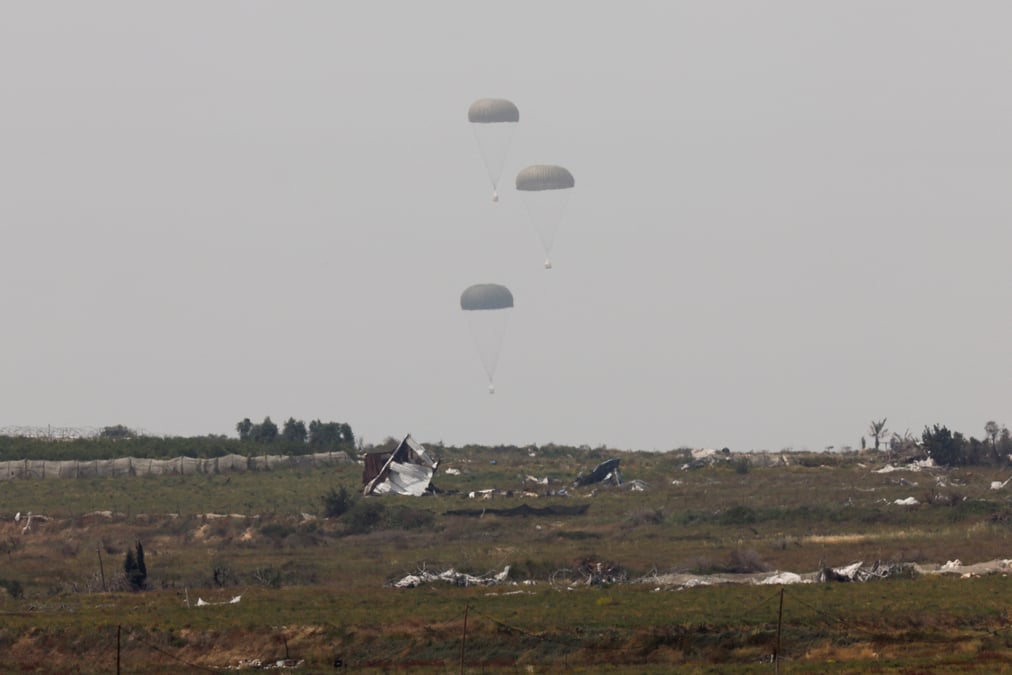 L'aide humanitaire tombe du ciel vers la bande de gaza, vue d'israel