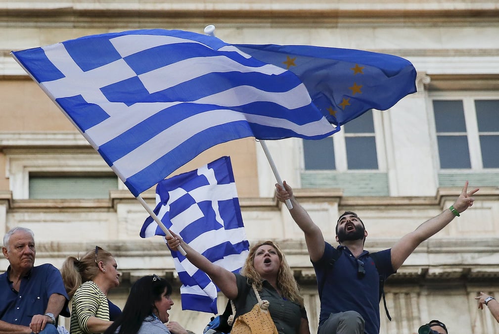 Des milliers de grecs manifestent a athenes pour garder l'euro