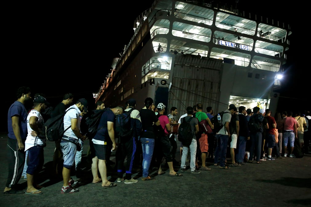 Des centaines de refugies syriens embarquent sur un ferry sur l'ile grecque de kos