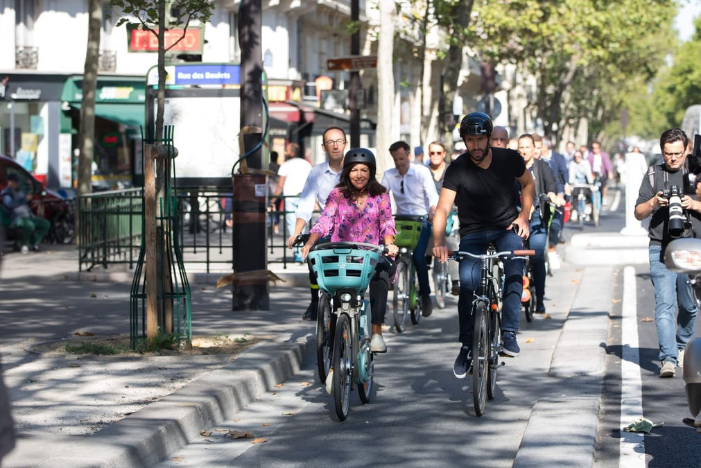 Anne Hidalgo et Tony Estanguet inaugurent les nouvelles pistes cyclables parisiennes.
