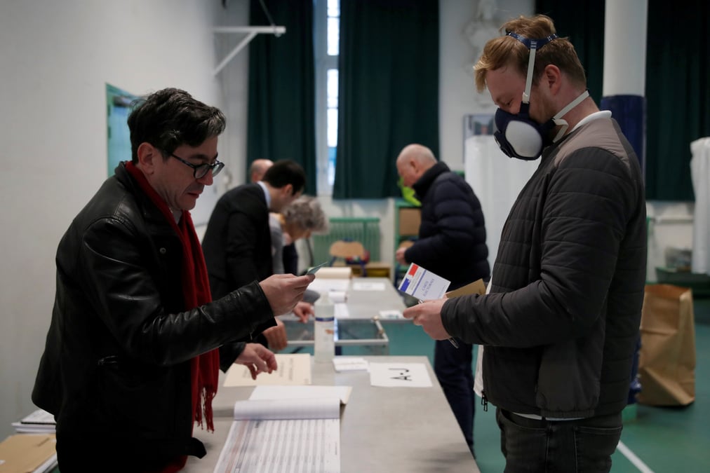 Municipales: participation a 18,38% a midi en france metropolitaine, cinq points de moins qu'en 2014