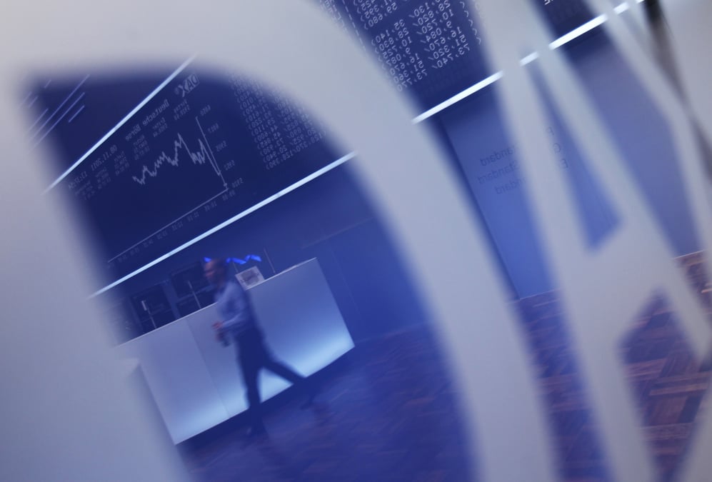 Le tableau du dax se reflete dans le logo du dax a la bourse de francfort