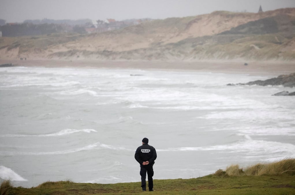 La police francaise patrouille pres de la mer le long des dunes du slack a wimereux