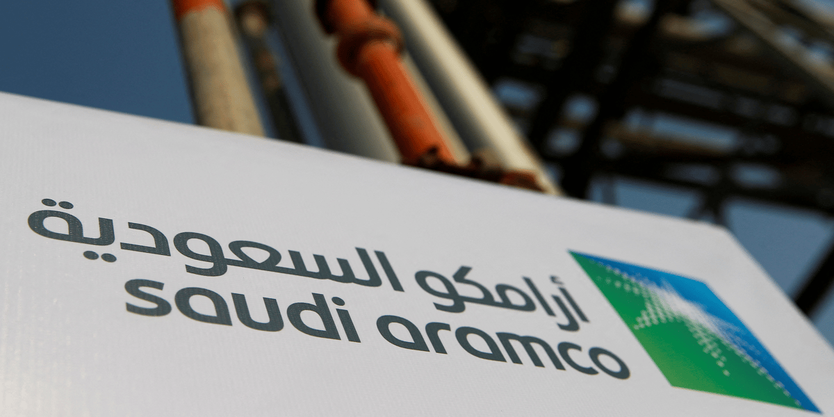 Photo du logo de saudi aramco sur le site petrolier d'abqaiq