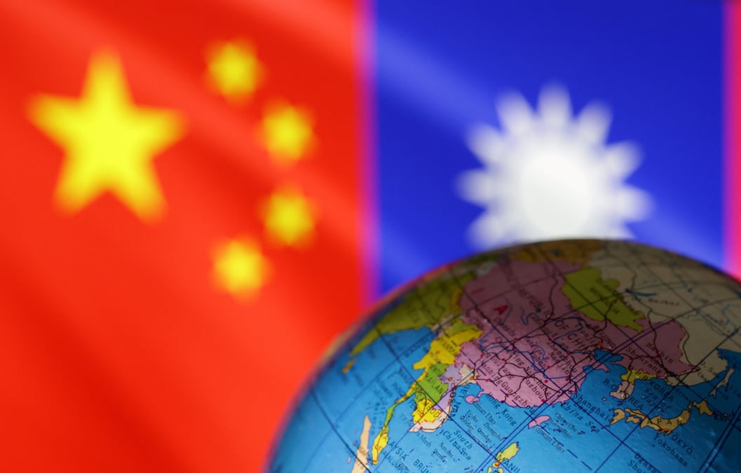 Un globe terrestre vu devant les drapeaux chinois et taiwanais