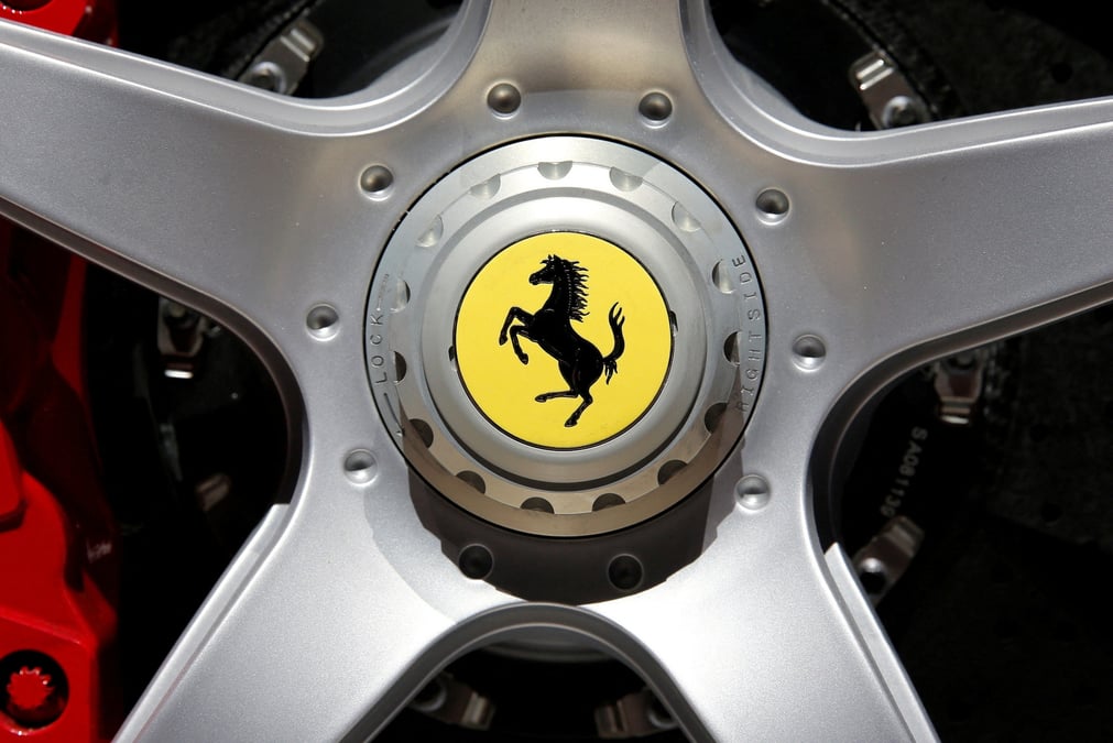 Photo d'archives: un logo ferrari est vu lors de la journee des medias au salon de l'automobile de paris
