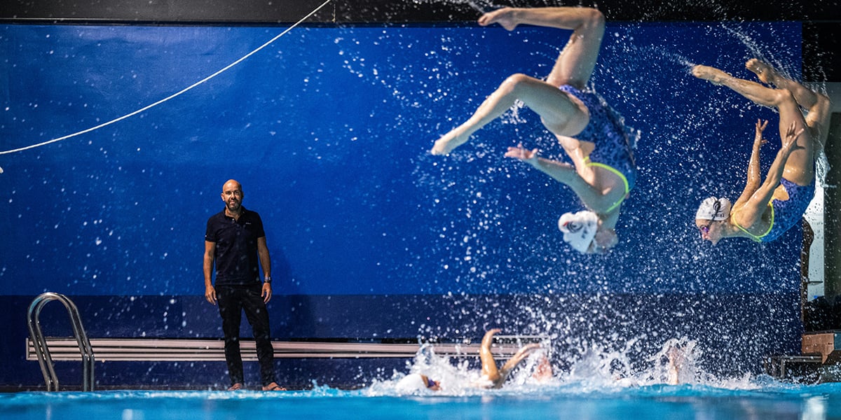 Le chorégraphe avec l’équipe de France de natation synchronisée en décembre à l’Insep, à Paris.