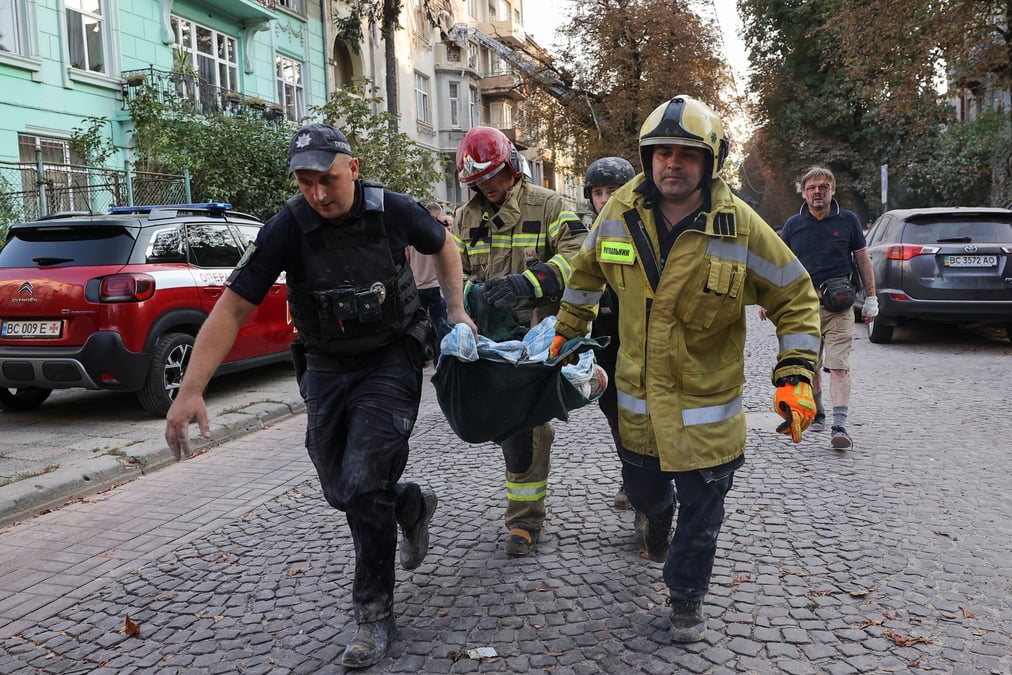 Consequences d'une attaque de drone et de missiles russes a lviv