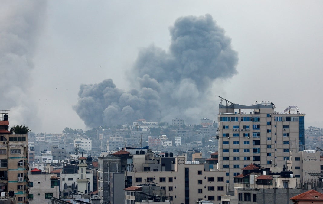 Des dizaines de milliers de soldats israéliens poursuivent ce lundi leur déploiement dans les régions désertiques près de la bande de Gaza.