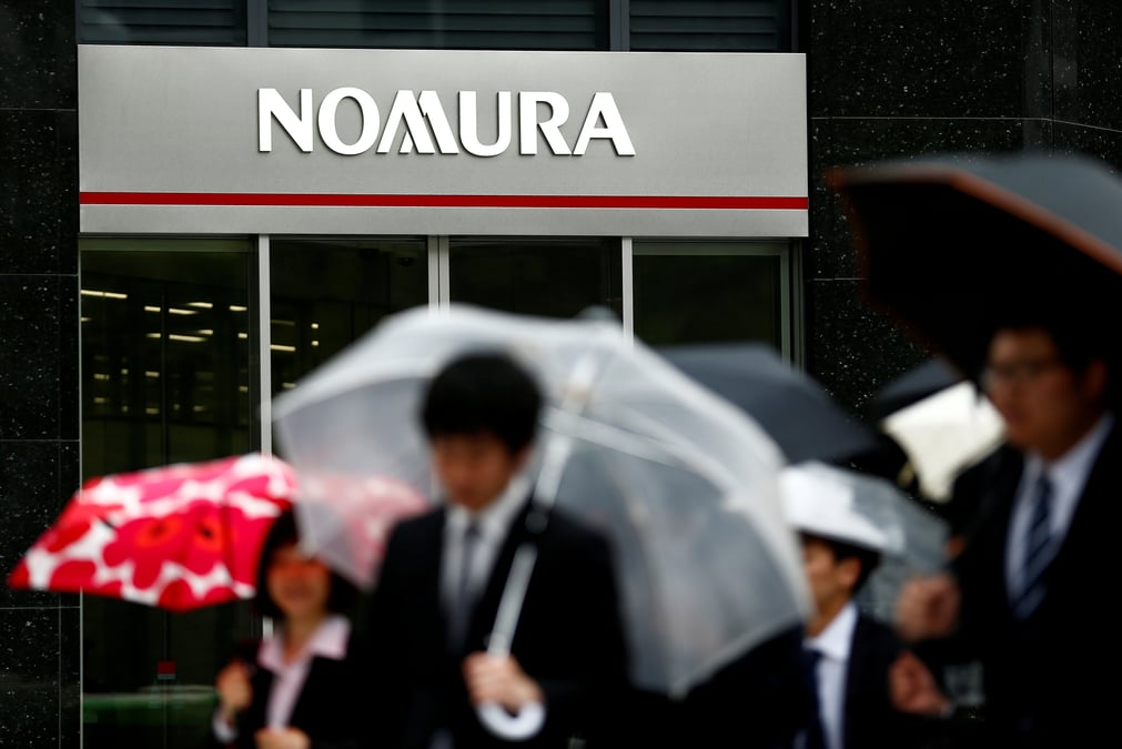 Nomura vise 1 milliard de dollars d'economies, supprime des postes a londres