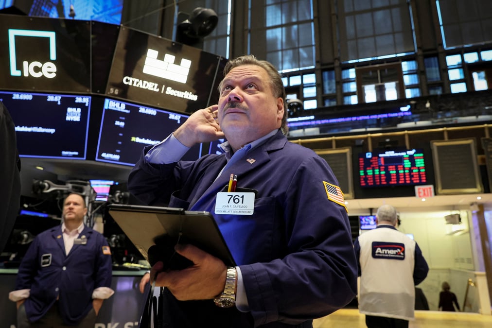 Des traders travaillent a la bourse de new york