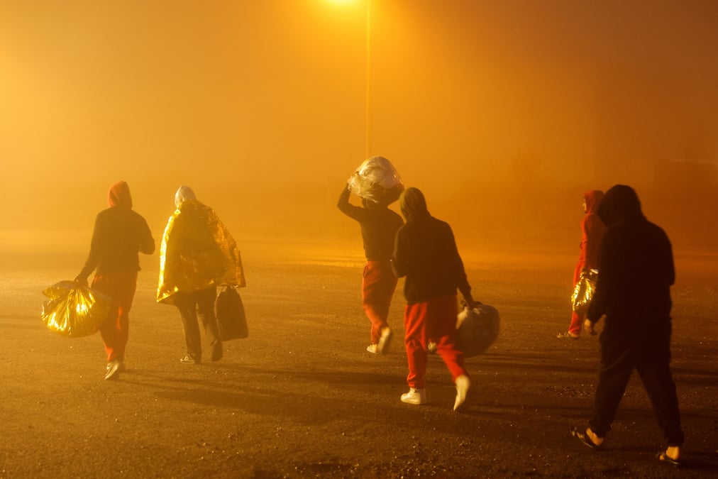Des migrants quittent un navire francais de protection maritime a boulogne-sur-mer, france