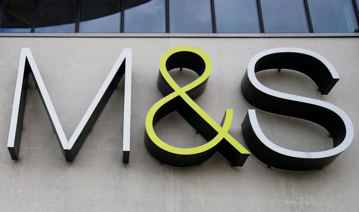 Photo d'archives: le logo de marks and spencer (m&s) a l'exterieur d'un magasin dans le cheshire