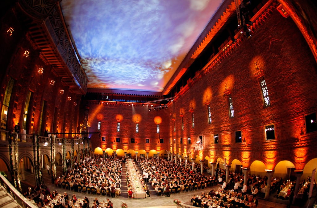 Le banquet des prix nobel dans la cour de l'hotel de ville de stockholm