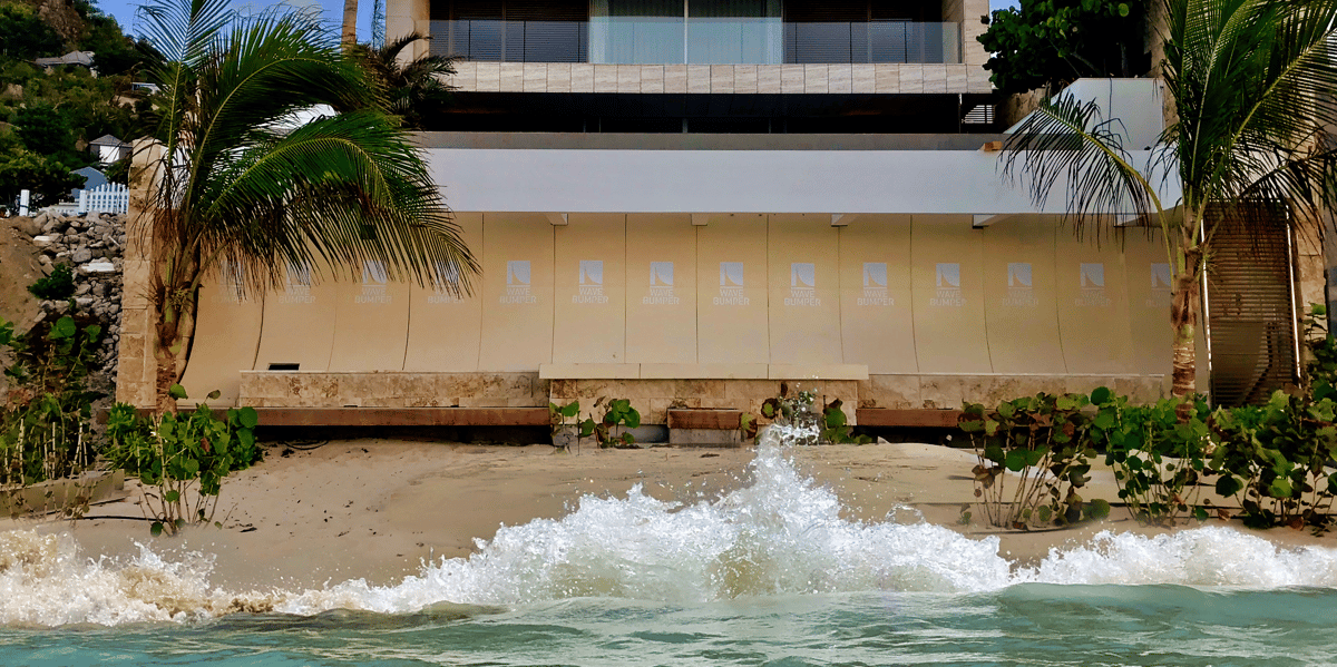 Une digue de protection installée par Wave Bumper à Saint-Barthélemy.