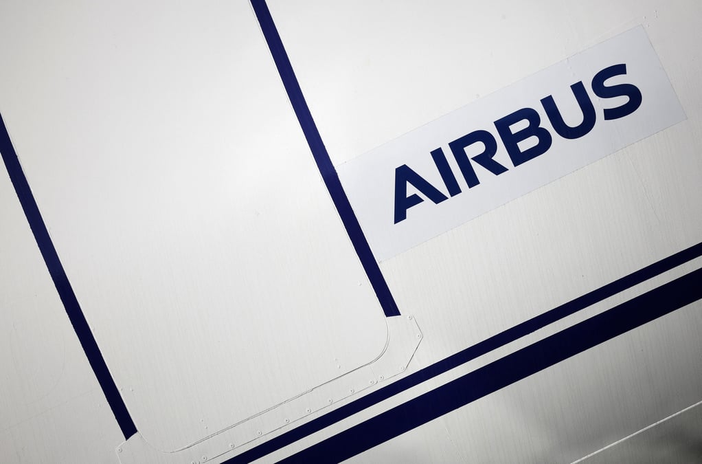 Logo airbus a l'usine airbus de saint-nazaire