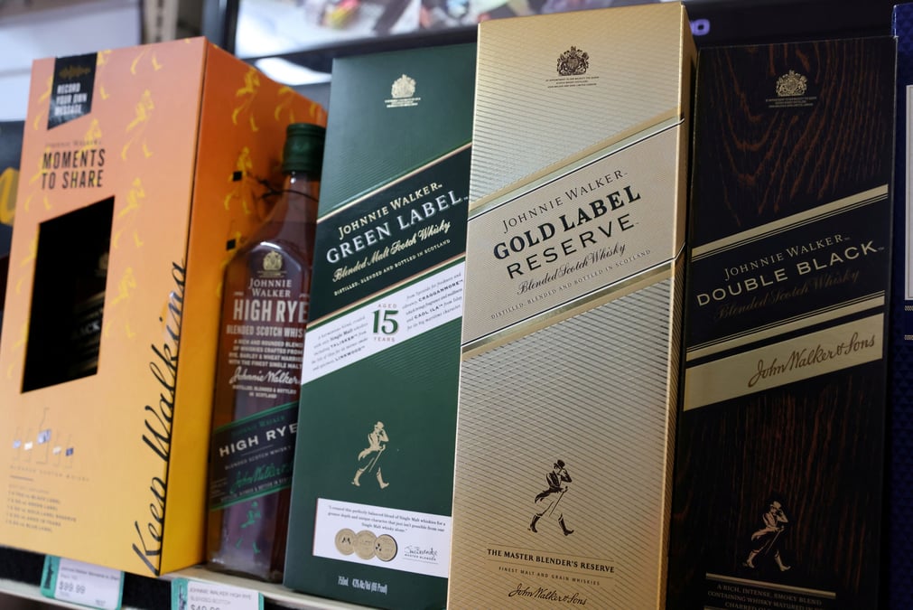 Photo d'archives: des bouteilles de whisky johnnie walker, une marque de diageo, sont mises en vente a manhattan
