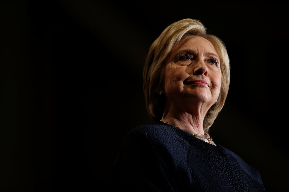 Clinton sereine face a la controverse sur ses emails