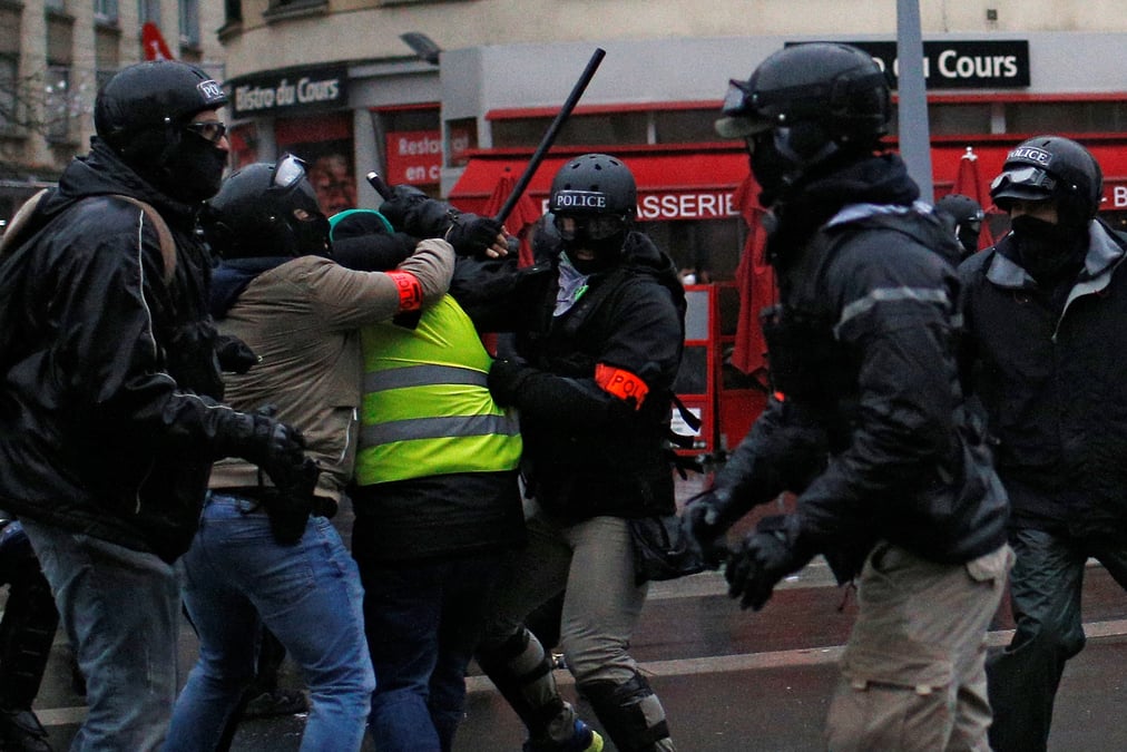 Castaner appelle a l'arret des gilets jaunes, un 9e deces