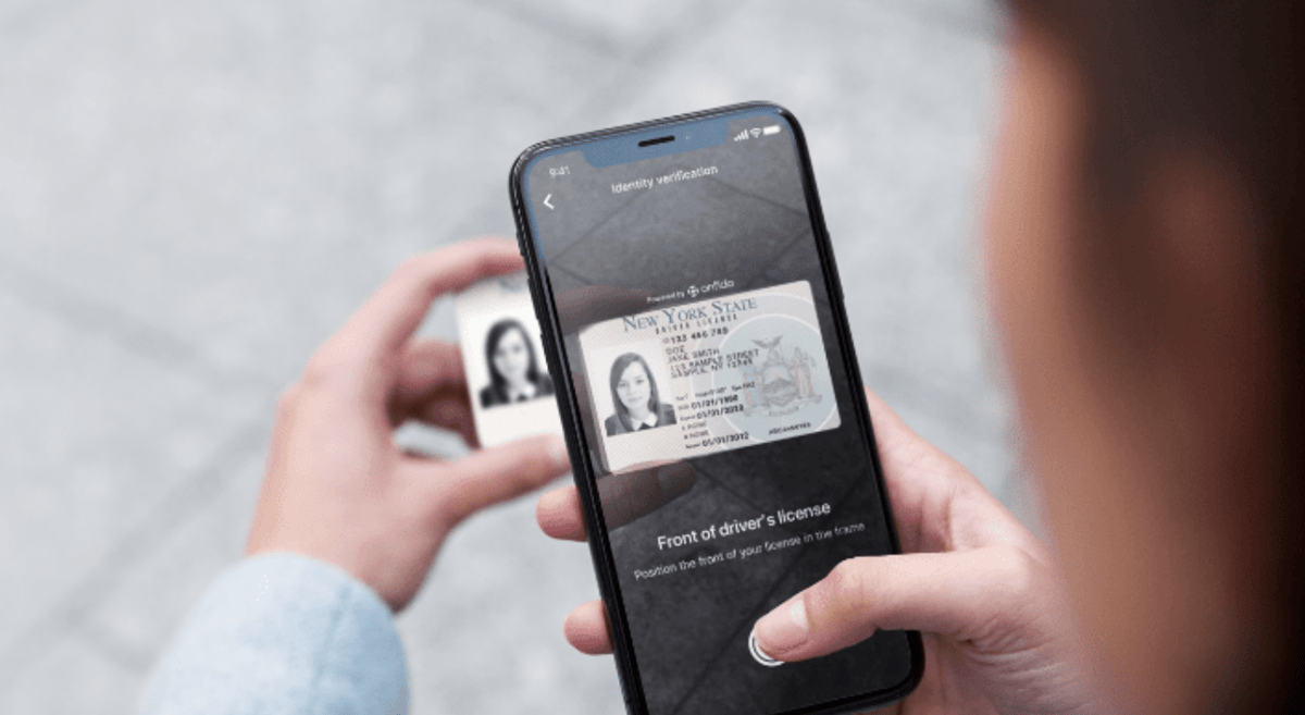 La startup britannique Onfido fait partie des Regtech européennes les plus prometteuses selon le cabinet KPMG. Elle a développé des algorithmes d'intelligence artificielle pour vérifier l'identité des utilisateurs à partir d'un selfie.