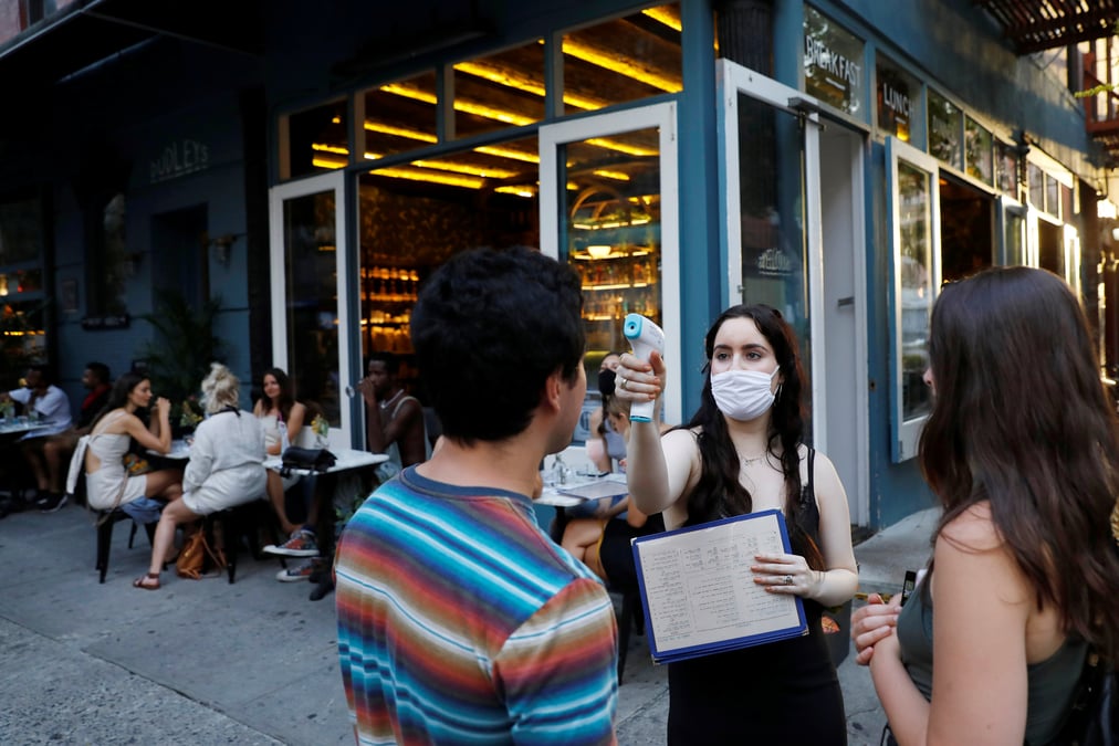 Nombre record de nouveaux cas aux usa, des bars fermes en californie
