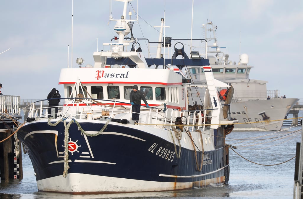 La france va interdire les bateaux de peche britanniques de debarquer a partir de mardi