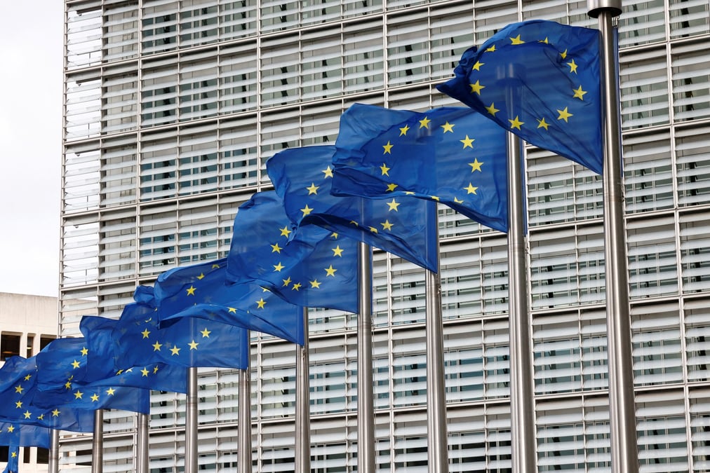 Les drapeaux de l'union europeenne flottent devant le siege de la commission europeenne a bruxelles
