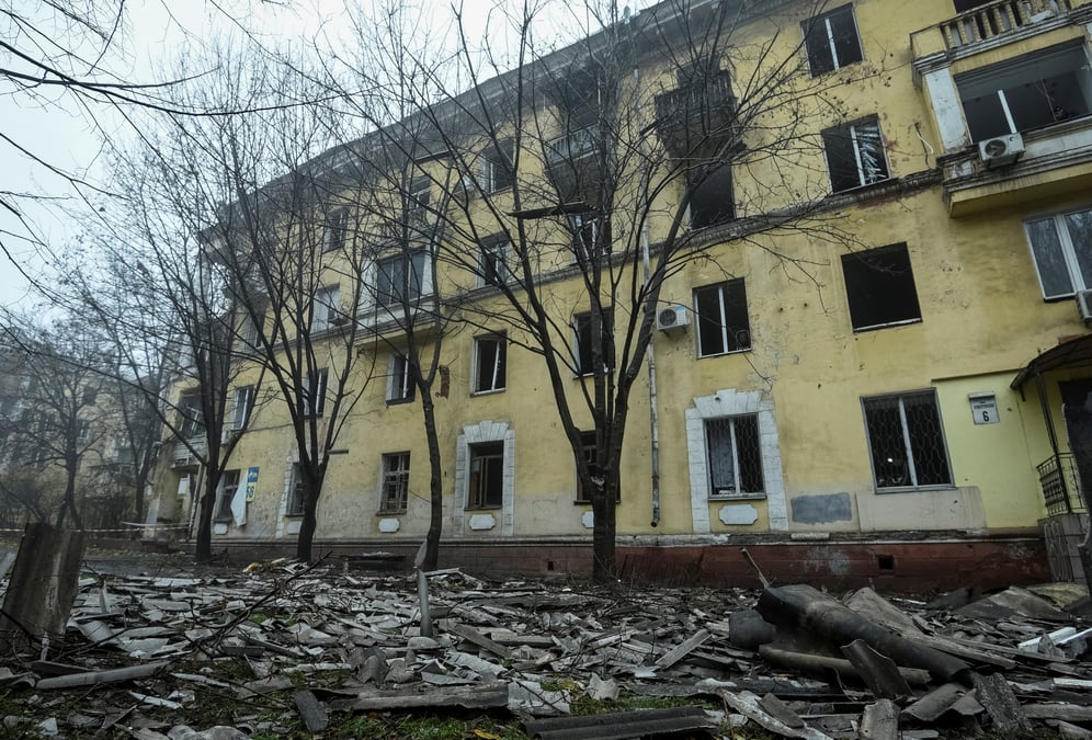 Un immeuble detruit par une frappe militaire russe a dnipro, en ukraine